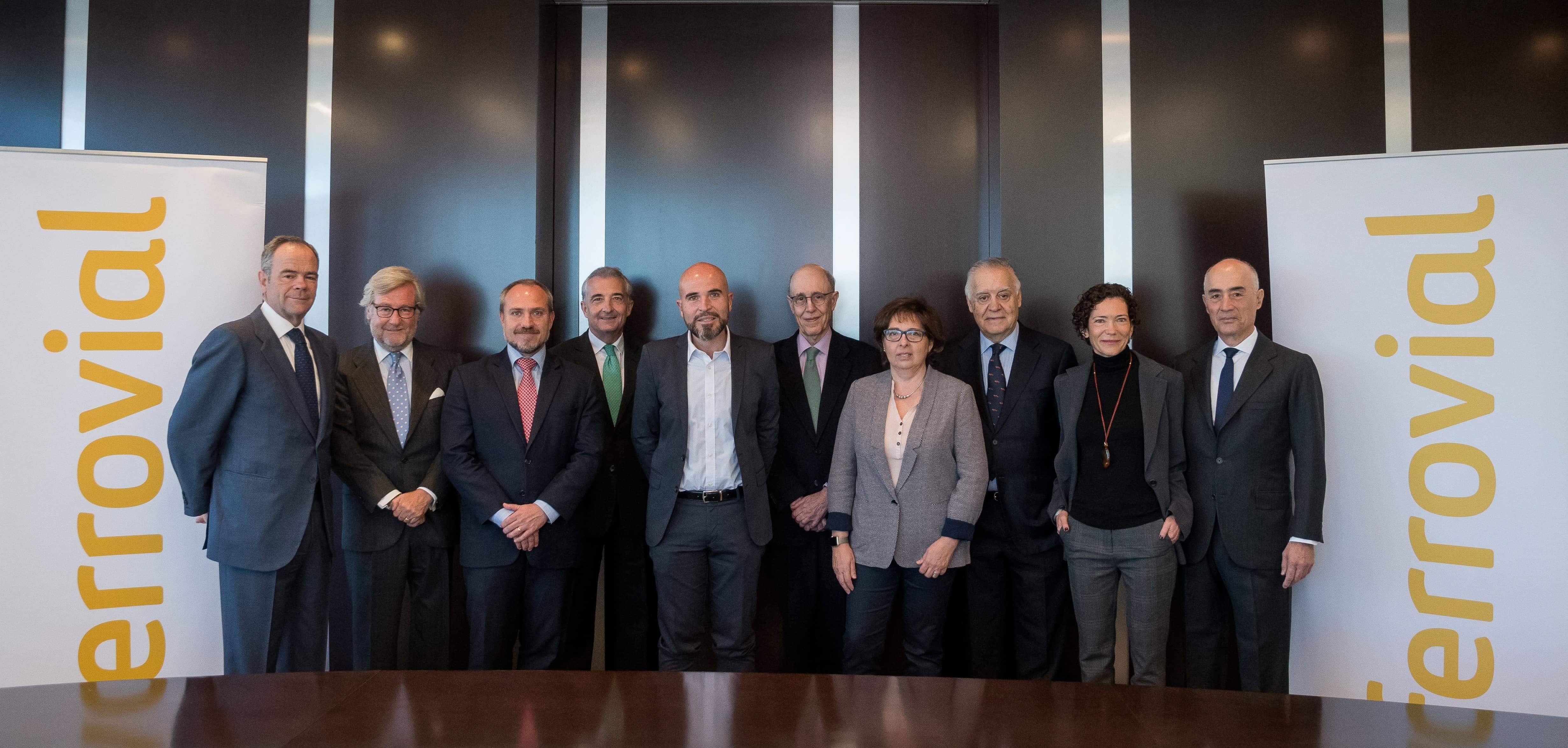 From left to right: Íñigo Meirás, CEO of Ferrovial; Benjamín Aparicio, Chairman of World Vision; Javier Ruiz, Manager Director for Spain of World Vision; José Ignacio Caballero, Chairman of the Delagte Commission of Fundación Altius; Pablo Aledo Martínez, Manager Director of Fundación Altius; José Luis Leal, Chairman of Acción Contra el Hambre; Carmen Gayo, Communication and Fundraising Director of Acción Contra el Hambre; Jaime Montalvo, Chairman of Ayuda en Acción; Marta Marañón, External Affairs Director of Ayuda en Acción; and Rafael del Pino, Chairman of Ferrovial.