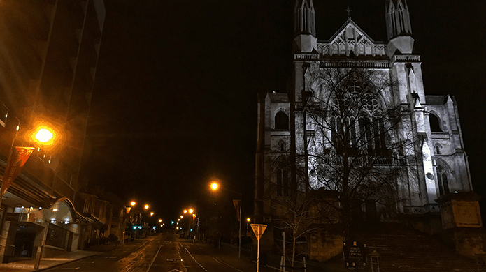 Imagen nocturna de una calle de Dunedin, Nueva Zelanda