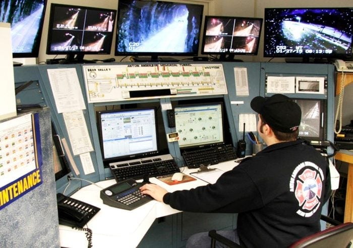 Foto de un controlador de espaldas rodeado de monitores