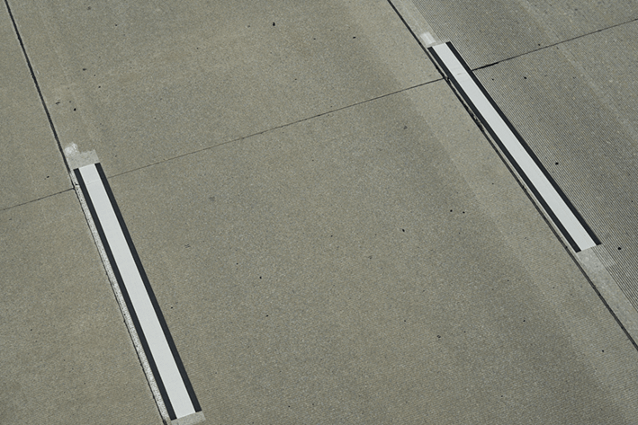 Foto del pavimento de una carretera con señalización ADAS