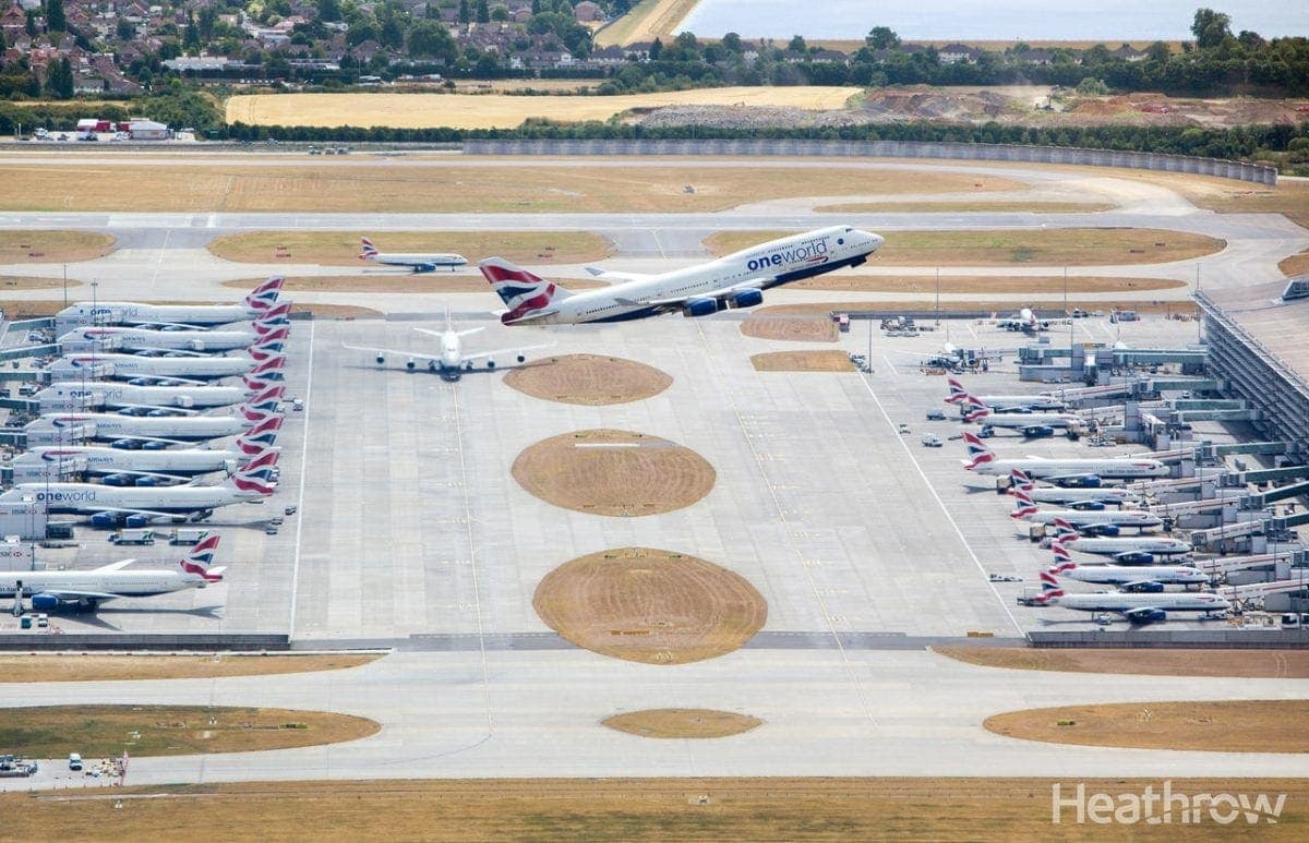 Foto de un avión despegando en el aeropuerto de Heathrow
