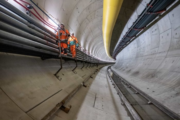 Foto del interior de un túnel con 2 operarios caminando dentro