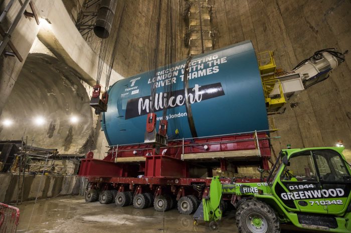 Foto de una tuneladora en el interior de un túnel