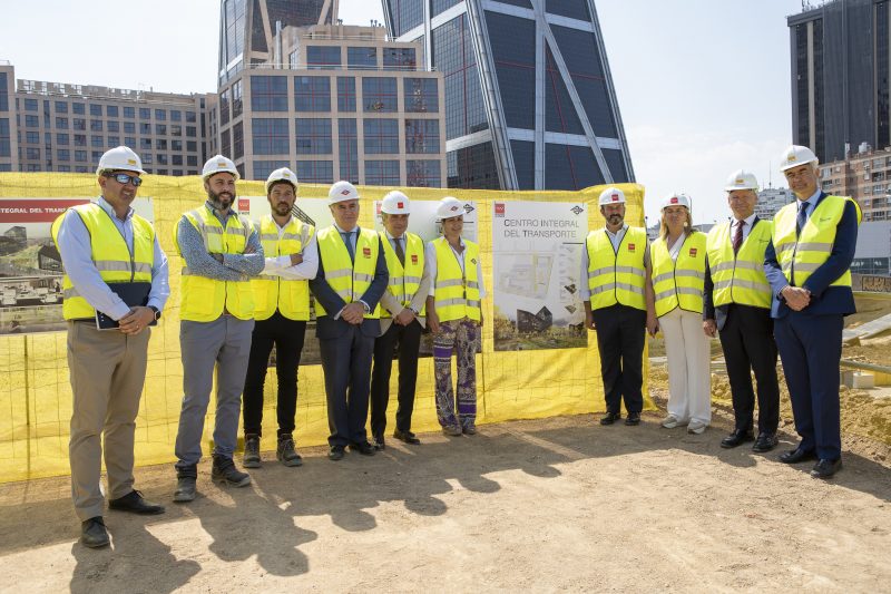 Group photo of the visitors to the work of the future headquarters of Metro Madrid