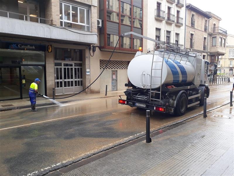 Photo of a cleaning worker and a truck cleaning a street in Tafalla