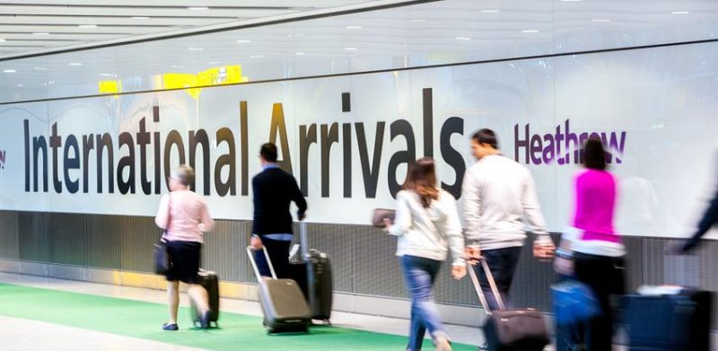 Foto de pasajeros con maletas en el aeropuerto de Heathrow