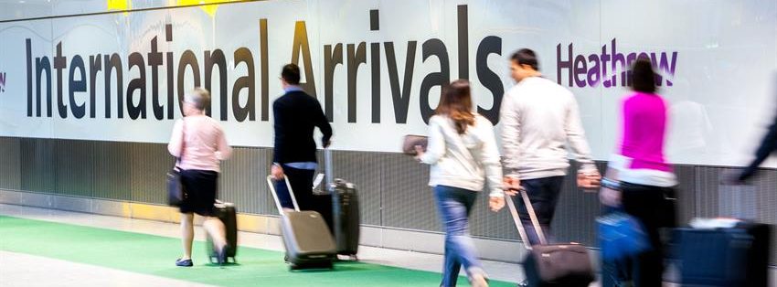 Foto de pasajeros con maletas en el aeropuerto de Heathrow