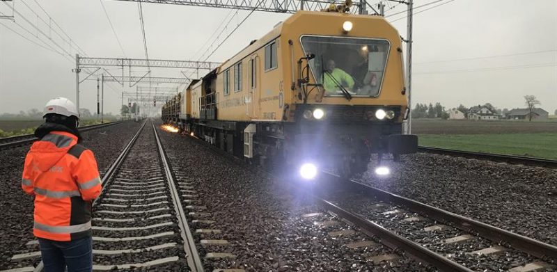 Photo of a train, tracks, catenary and 2 operators