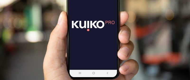 Imagen de una mano sujetando un movil con la app Kuiko Pro