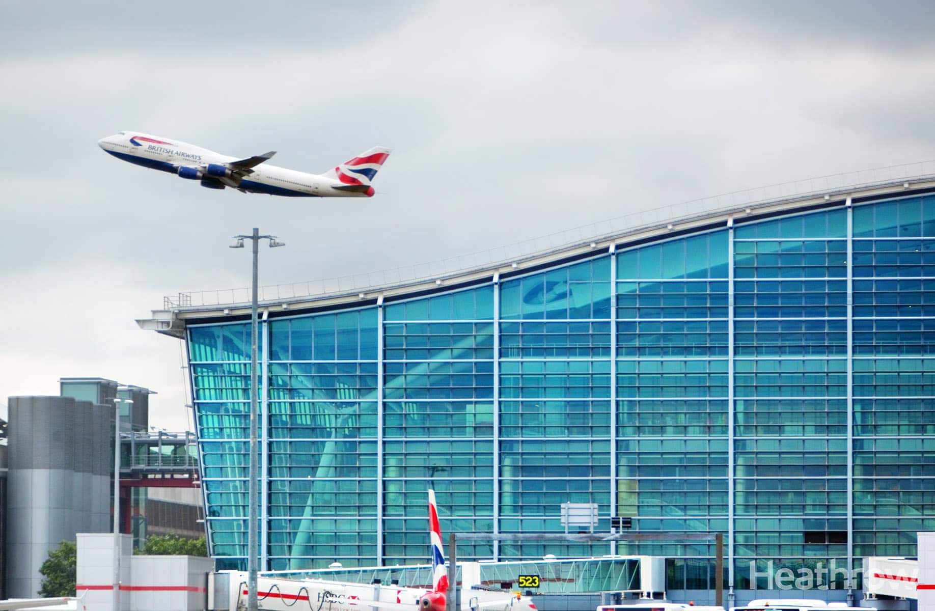 Imagen de un avión despegando frente a la terminal de salidas de Heathrow