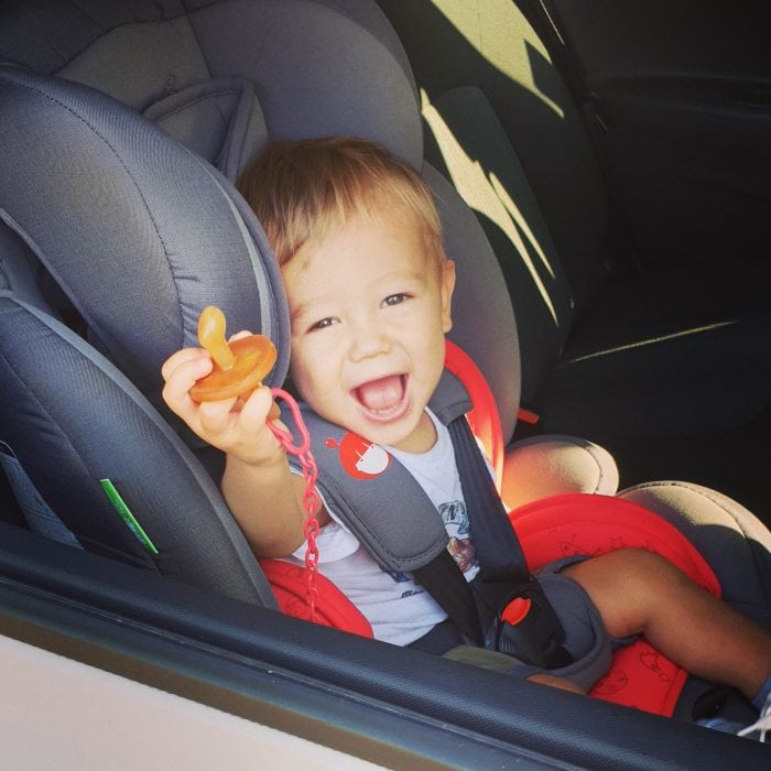 ZITY Adds Car Seats to Its Fleet Aprende a pronunciar Image of a boy sitting in a child seat in a Zity car