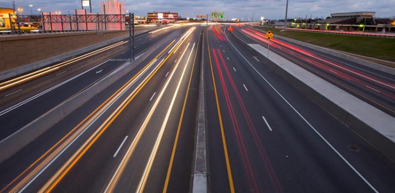 Imagen de una autovía con luces de coches