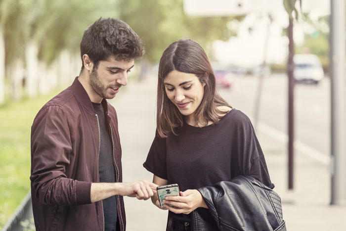 Acuerdo entre wondo y moovit para app movilidad chicos mirando app movilidad