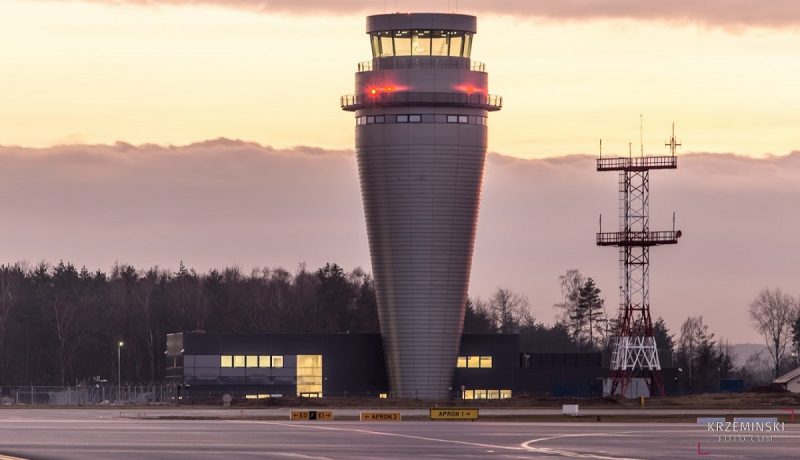 Torre de control aeropuerto Polonia