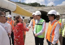 Image of the vice president of Colombia greeting the staff of Ferrovial Agroman and Cintra