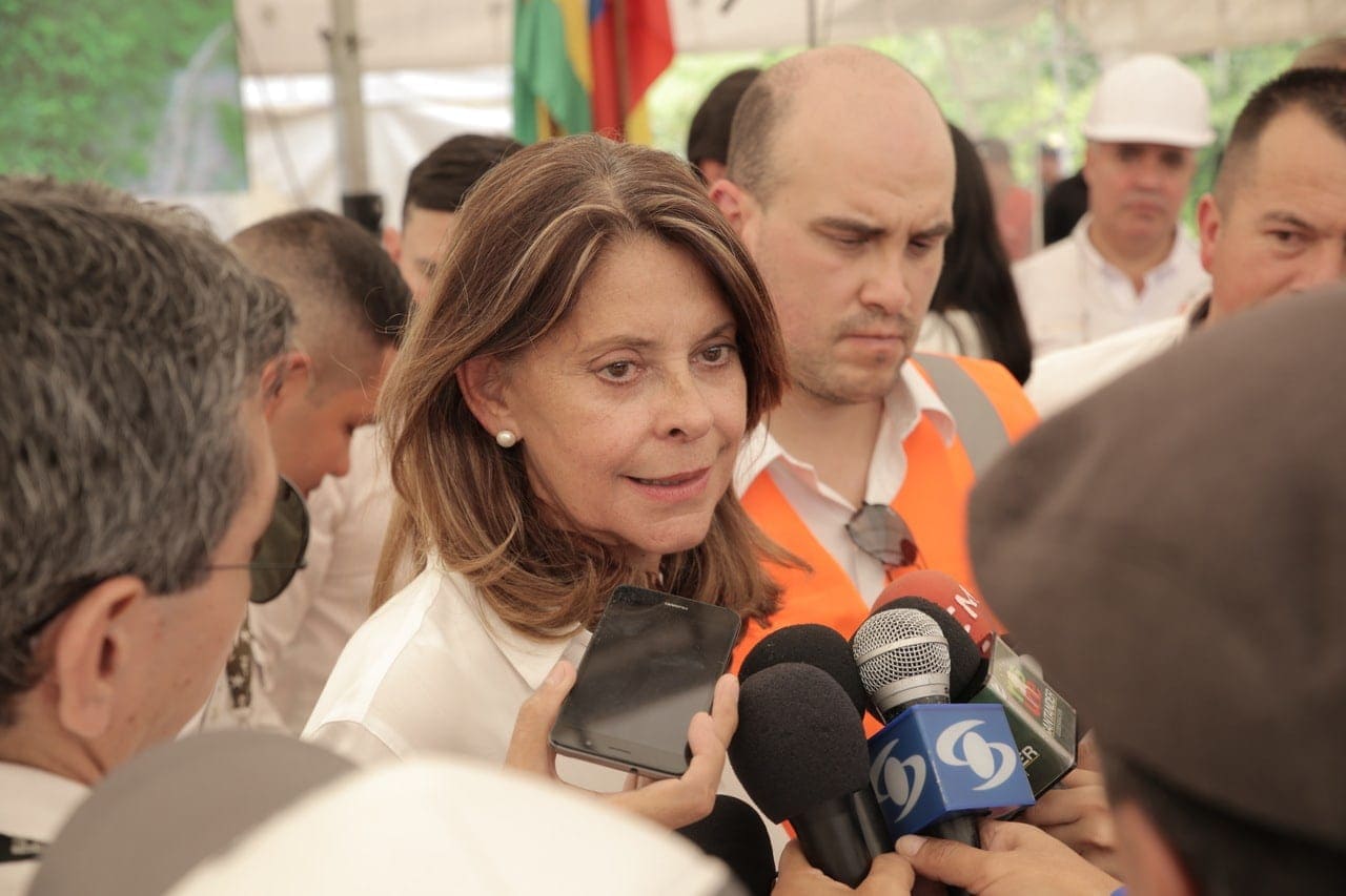 Imagen de la vicepresidenta de Colombia atendiendo a los medios de comunicación