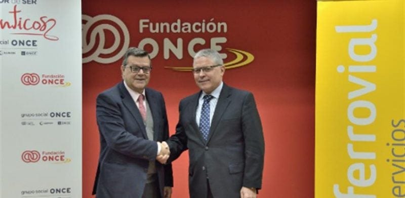 Image of the moment of the agreement between ONCE and Ferrovial