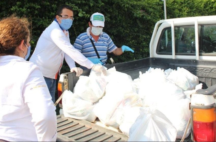 Momento del donativo de alimentos de Ruta del Cacao