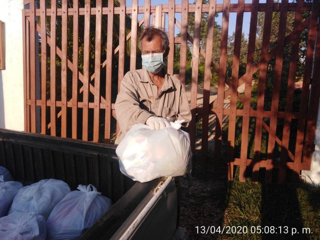 Momento del donativo de alimentos de Ruta del Cacao