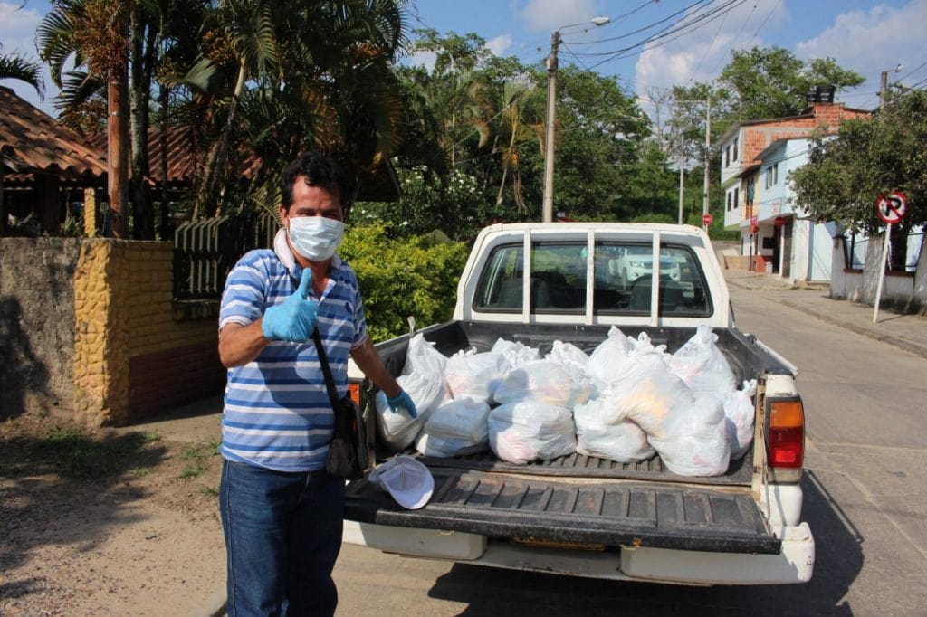 Momento del donativo de alimentos de Ruta del Cacao