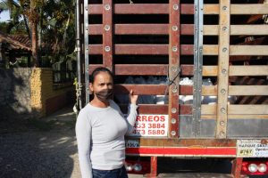 Momento del donativo de alimentos de Ruta del Cacao