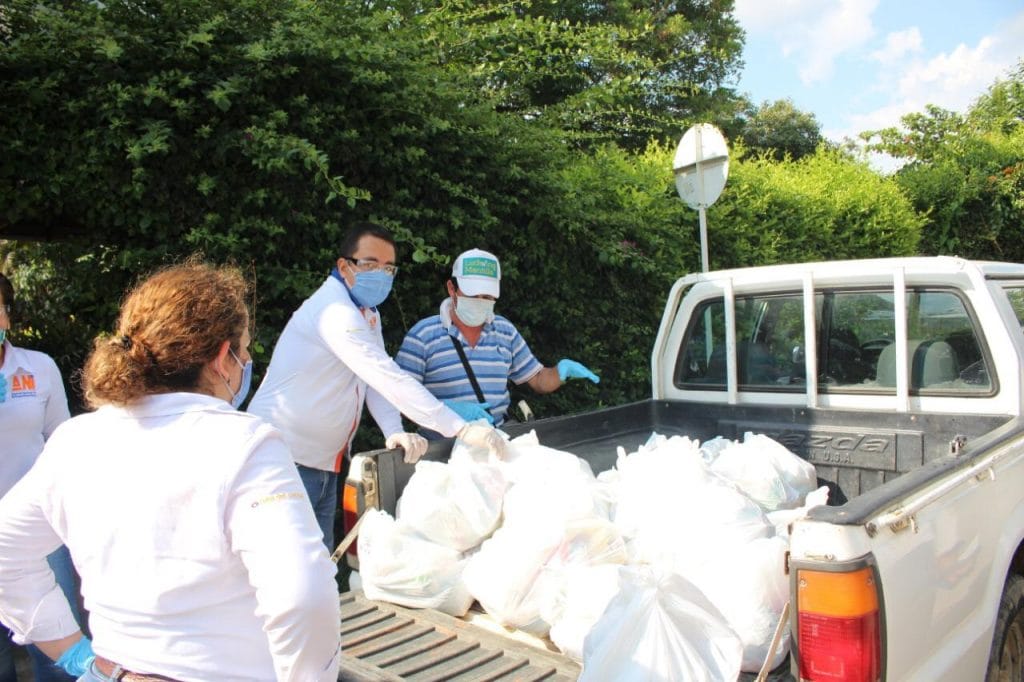 Momento del donativo de alimentos de Ruta del Cacao