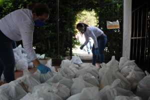 Momento del donativo de alimentos de Ruta del Cacao