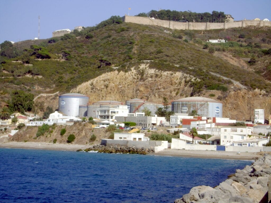 Vista desde el mar desaladora de Ceuta