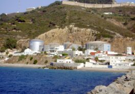 Vista desde el mar de la instalación de depuración de aguas residuales de Ceuta