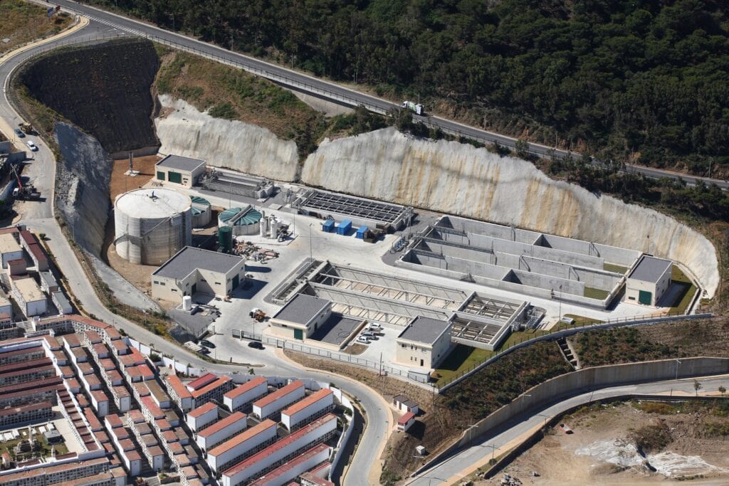 Vista aerea de la instalación de depuración de aguas residuales de Ceuta