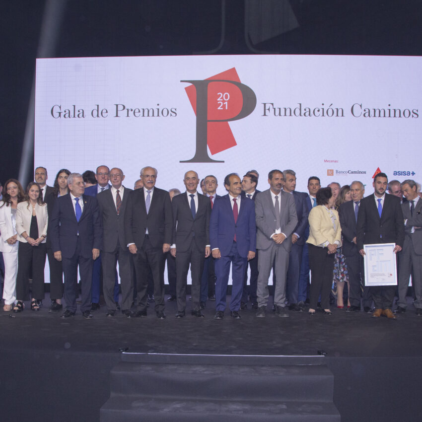Foto de familia de la Entrega trayectoria profesional Fundación Caminos a Rafael del Pino
